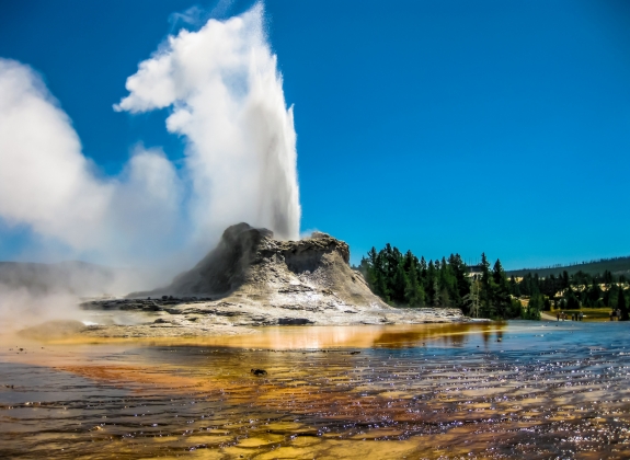 Castle Geyeser erupting, Yellowstone National Park