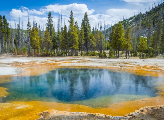yellowstone-hot-spring-geyser_hydrothermal