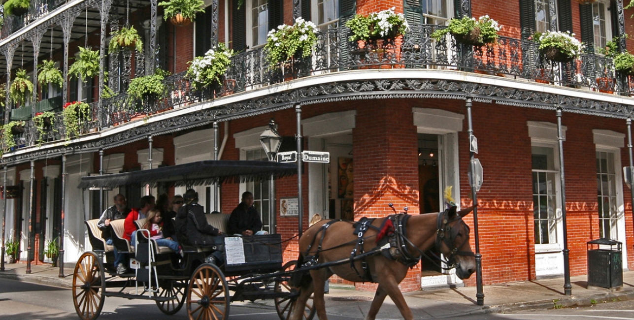https://www.amtrakvacations.ca/sites/amtrak/files/styles/cta/public/images/New-Orleans-Carriage.jpg?itok=t5OKrEws