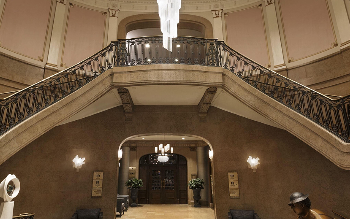 Fairmont-Chateau-Frontenac_Rose-Staircase