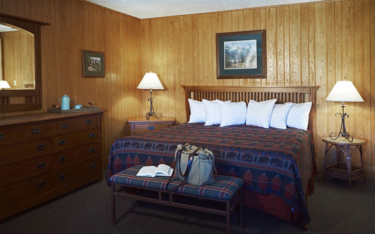 suite bedroom at glacier park lodge in montana