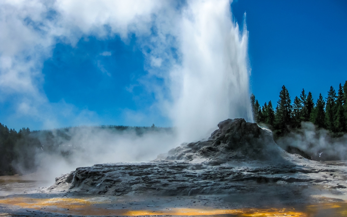 Castle Geyser Eruption Yellowstone Castle Geyser Eruption Yellowstone