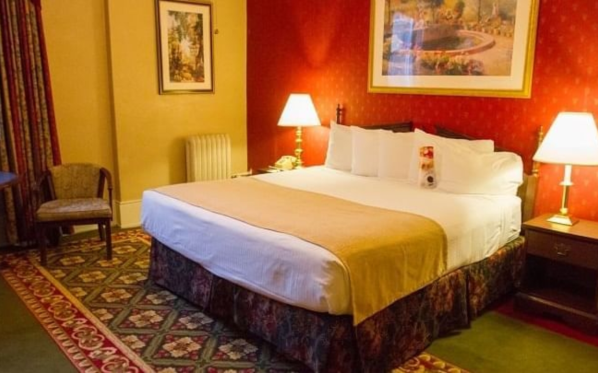 hotel colorado's classic king room