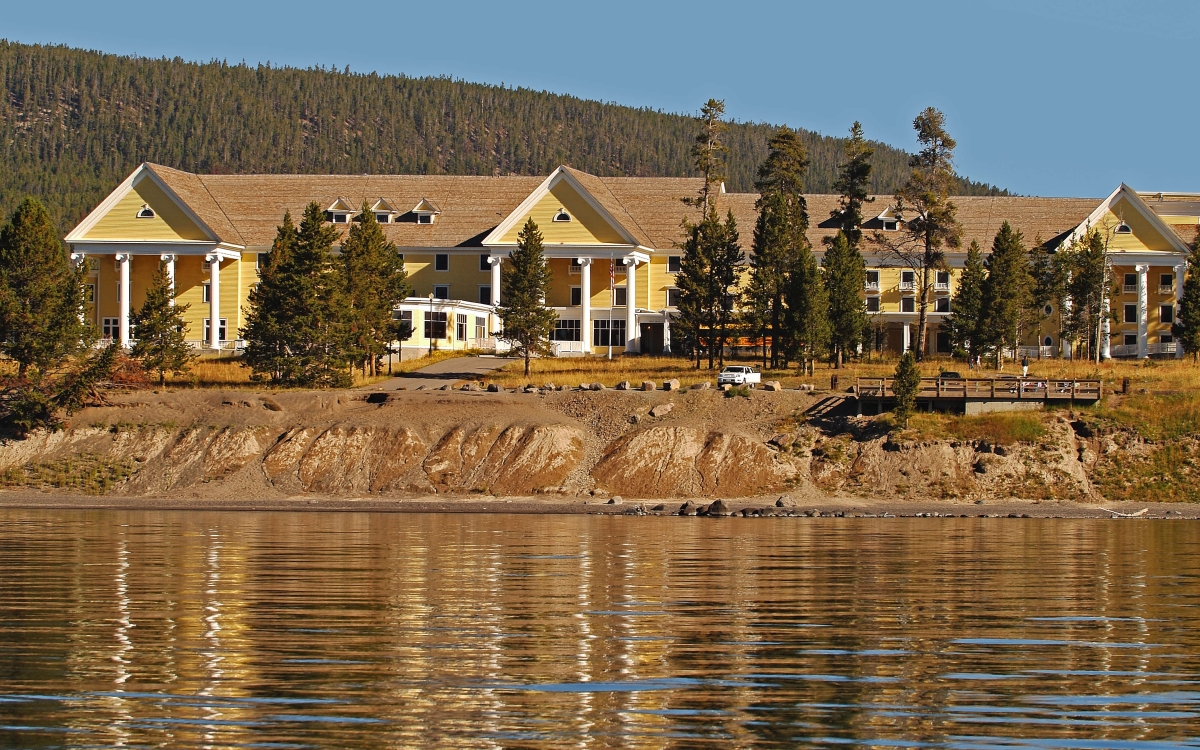 exterior-from-lake_lake-yellowstone-hotel