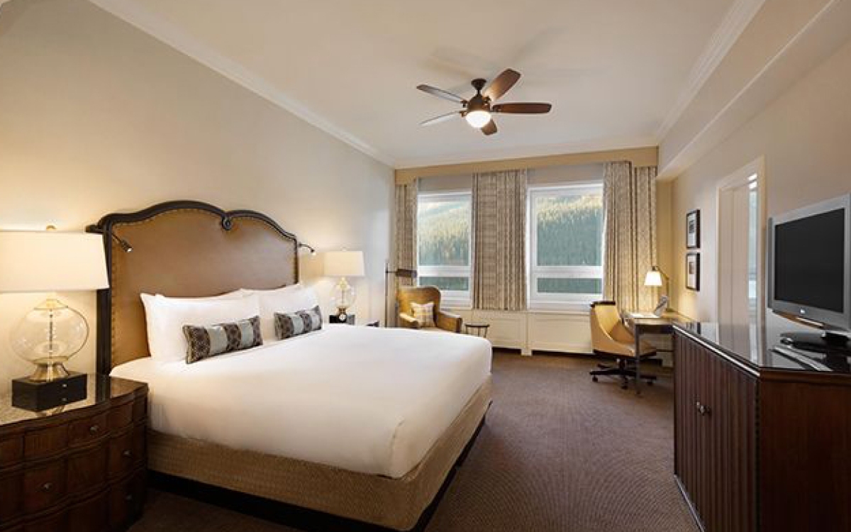 fairmont-lake-louise-GUESTROOMS-DEluxe-lake-view