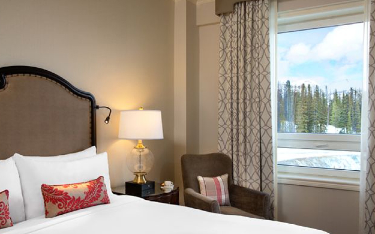 fairmont-lake-louise-GUESTROOMS-mountain-view