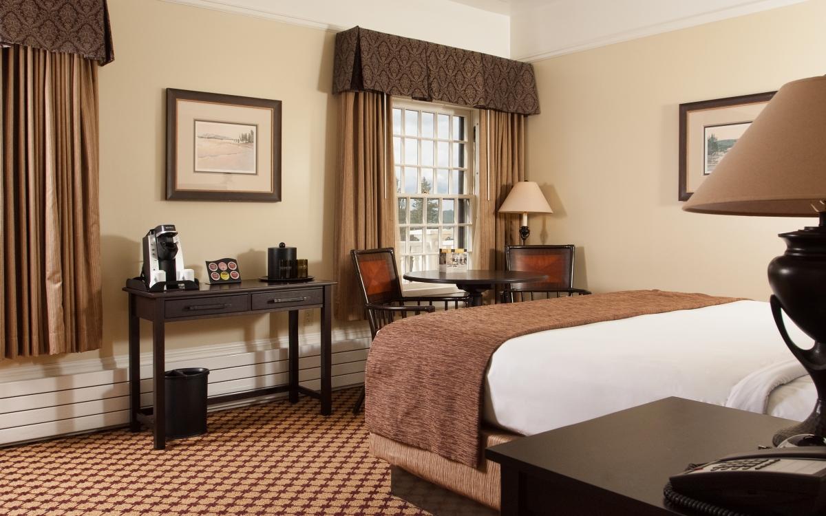 premium-hotel-room_lake-yellowstone-hotel