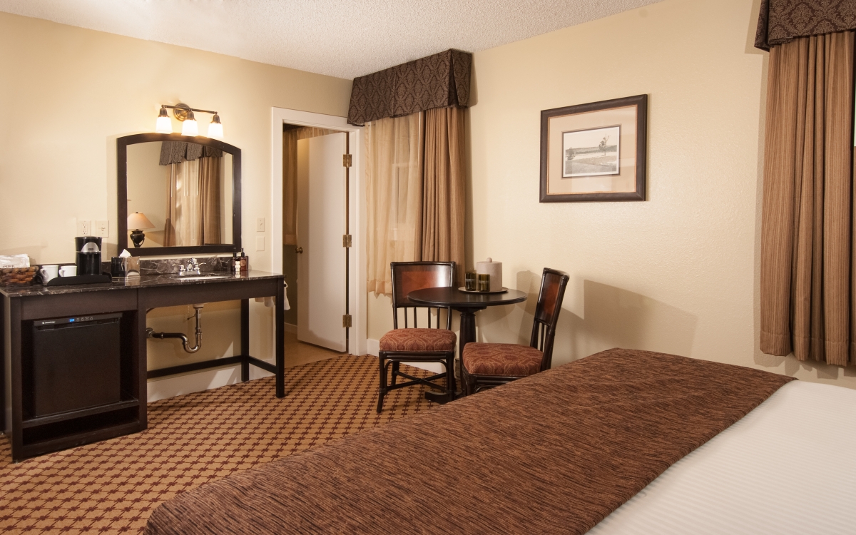 standard room_lake-yellowstone-hotel