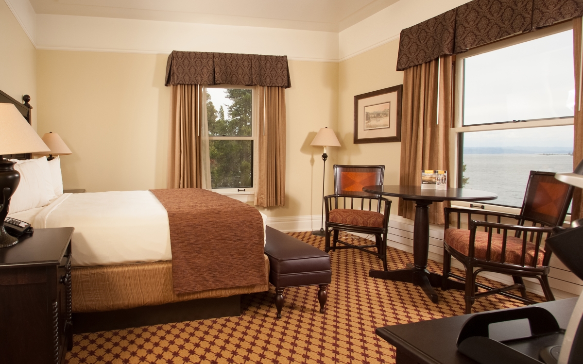 superior-room_lake-yellowstone-hotel