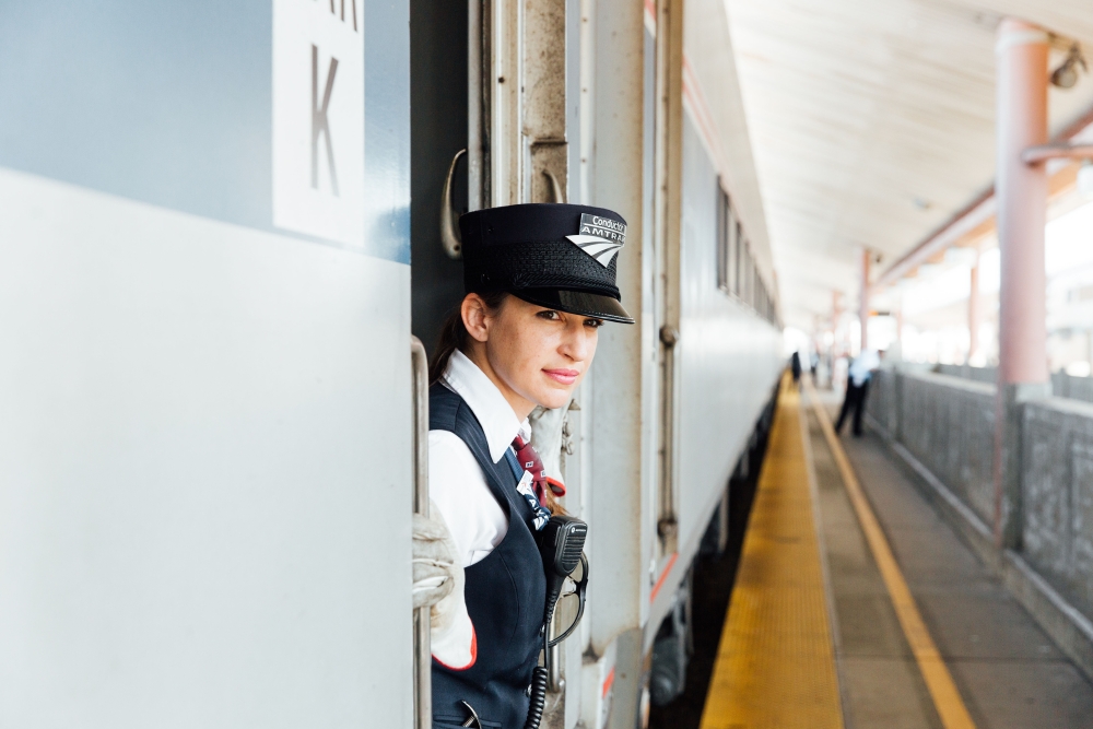 baggage_assistance_amtrak_worker_1_web.jpg